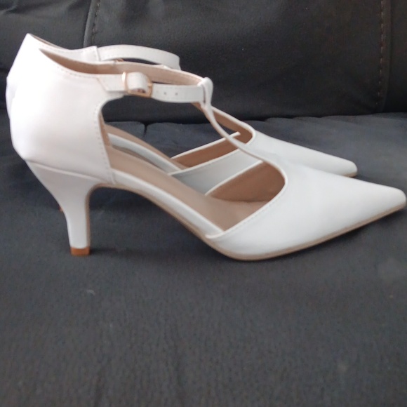 Pointy Toed Shoes - Picture 2 of 3